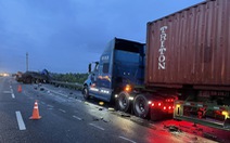 Hai xe container va chạm trên cao tốc TP.HCM - Trung Lương, 3 người bị thương
