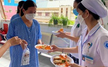 Nhân viên y tế góp tiền tự nấu ăn miễn phí cho bệnh nhân
