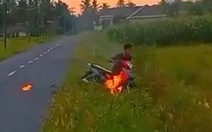 Cháy xe máy, thanh niên lao xuống ruộng để dập lửa