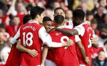 'Hủy diệt' Nottingham, Arsenal đòi lại ngôi đầu từ tay Man City