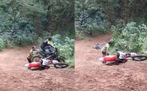 Hai tay đua địa hình ngã sấp ngửa khi chạy xe máy lên dốc