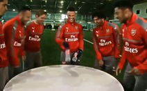 Cầu thủ Arsenal trổ tài lật chai nước