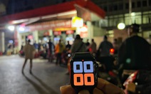 0h đêm, người dân Hà Nội vẫn xếp hàng rất dài để mua xăng