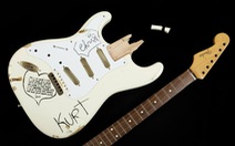 Đấu giá cây guitar bị đập nát của huyền thoại Kurt Cobain