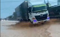 Phú Yên: Mưa lớn gây ngập quốc lộ 1, sập 2 nhà, 2 người bị thương