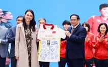 Thủ tướng Phạm Minh Chính tặng áo tuyển nữ Việt Nam cho Thủ tướng New Zealand