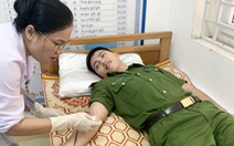 Hai thượng úy công an kịp thời hiến máu cứu nữ bệnh nhân qua cơn nguy kịch