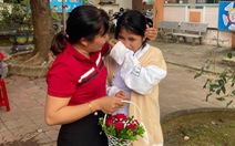 Xúc động cô học trò mồ côi nghẹn ngào khi tặng hoa cô giáo cũ