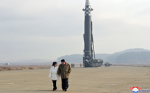 Nhà lãnh đạo Kim Jong Un lần đầu đưa con gái mình xuất hiện trong buổi phóng tên lửa ngày 18-11