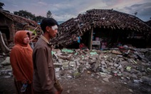 Thị trấn Indonesia tan hoang sau trận động đất khiến ít nhất 162 người chết