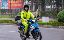 'Ông Tây' đội mưa lái xe máy từ Hà Nội đi Nam Định ăn phở