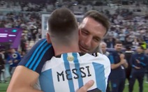 HLV Argentina xúc động khi ôm Messi sau chiến thắng 3-0 trước Croatia