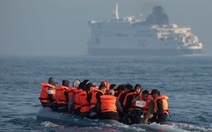 Thuyền chở người di cư chìm ngoài khơi nước Anh