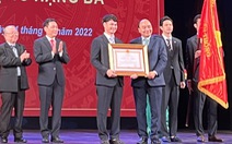 Xuân Bắc và Nhà hát Kịch Việt Nam đón nhận Huân chương Lao động hạng ba