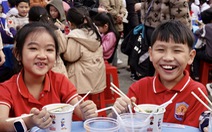 Xe phở yêu thương phục vụ 2.000 học sinh, trao 100 suất quà cho trẻ em nghèo Thanh Hóa