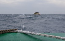 Vượt sóng cấp 5 - 6 cứu nạn tàu khách trôi dạt trên biển