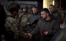 Ông Zelensky lại ra tiền tuyến, trao thưởng cho binh sĩ ở miền đông Ukraine