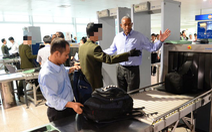 Vì sao nhân viên sân bay Việt Nam lúc nào 'mặt cũng khó đăm đăm'?
