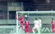 Hậu vệ Lào đánh đầu ngược hài hước, suýt báo hại thủ môn thủng lưới