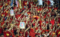 Cổ động viên Việt Nam sang Lào ủng hộ thầy trò ông Park