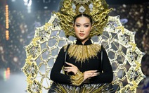 Hoa hậu Đoàn Thiên Ân trình diễn áo dài nặng gần 20kg của nhà thiết kế Minh Châu