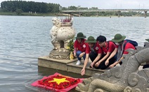 Học sinh TP.HCM xúc động khi học lịch sử trên sông Thạch Hãn