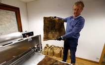 'Tuyệt chiêu' tái chế tóc ở Bỉ: Gom tóc làm màng lọc dầu, túi sinh học