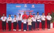 Tặng học bổng cho học sinh, sinh viên khó khăn và cờ Tổ quốc cho ngư dân Ninh Thuận dịp cuối năm