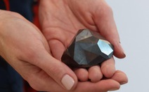 Viên kim cương đen 'kỳ quan vũ trụ va vào Trái đất' giá hơn 4 triệu USD