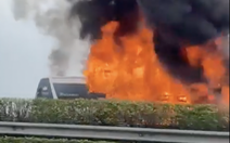 Xe khách bốc cháy ngùn ngụt trên cao tốc Pháp Vân - Cầu Giẽ