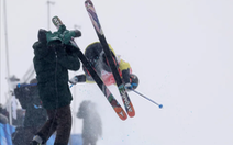 Khoảnh khắc VĐV trượt tuyết Jon Sallinen bay trúng người quay phim