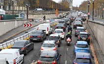 Paris trì hoãn triển khai kế hoạch giảm lưu lượng ôtô và xe máy