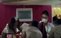 Video: Ca sinh khẩn trên máy bay Trung Quốc, tiếp viên và hành khách đỡ đẻ