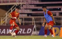 Video: Xem U23 Việt Nam tập luyện trên sân cỏ Campuchia
