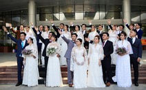 Đám cưới đặc biệt của 20 cặp đôi nhân viên y tế sau nhiều tháng hoãn để chống dịch