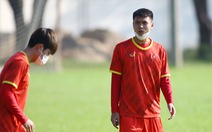 Video: Cầu thủ U23 Việt Nam ngộp thở với chiếc khẩu trang dưới trời nắng