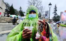 Trẻ em ở Sa Pa bị đẩy ra đường bán hàng trong mưa rét 1 độ C