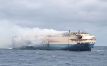 Tàu chở 4.000 xe sang cháy suốt 5 ngày trên biển