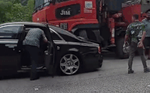 Rolls-Royce Ghost bị tai nạn dồn toa giữa 2 xe tải: Xe hỏng nặng, người bình an