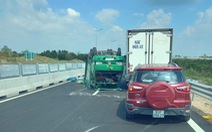 Cao tốc Trung Lương - Mỹ Thuận kẹt xe hơn 3km vì một xe rau củ nổ vỏ lật ngửa