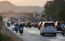 Mùng 5 Tết, ô tô, xe máy chen nhau trên quốc lộ 1 qua Bình Thuận