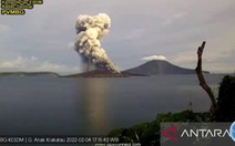 Núi lửa ở Indonesia phun cột tro bụi cao 1.500m, phun 9 lần một ngày