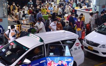 Khách đổ dồn đến Tân Sơn Nhất, sảnh chờ đón taxi đông nghẹt