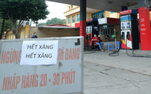 Hà Nội: nhiều cây xăng treo biển 'hết xăng', người dân xếp hàng đi mua