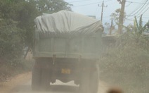 Dân ngán ngẩm với ‘bão bụi’ từ xe chở đất thi công đại lộ Đông Tây