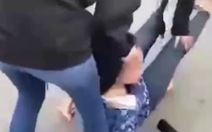 Xôn xao clip nhóm nữ sinh dùng mũ bảo hiểm tấn công 1 nữ sinh tại Hải Phòng