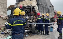 Phá cabin xe tải đưa thi thể tài xế ra ngoài sau tai nạn giao thông