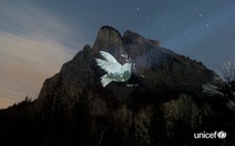 UNICEF thắp sáng chim bồ câu hòa bình lên vách núi