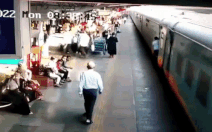 Video: Bị kéo dọc sân ga khi bước xuống tàu hỏa vẫn đang chạy