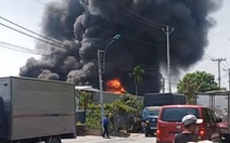 Cháy lớn xưởng bao bì ở Hóc Môn